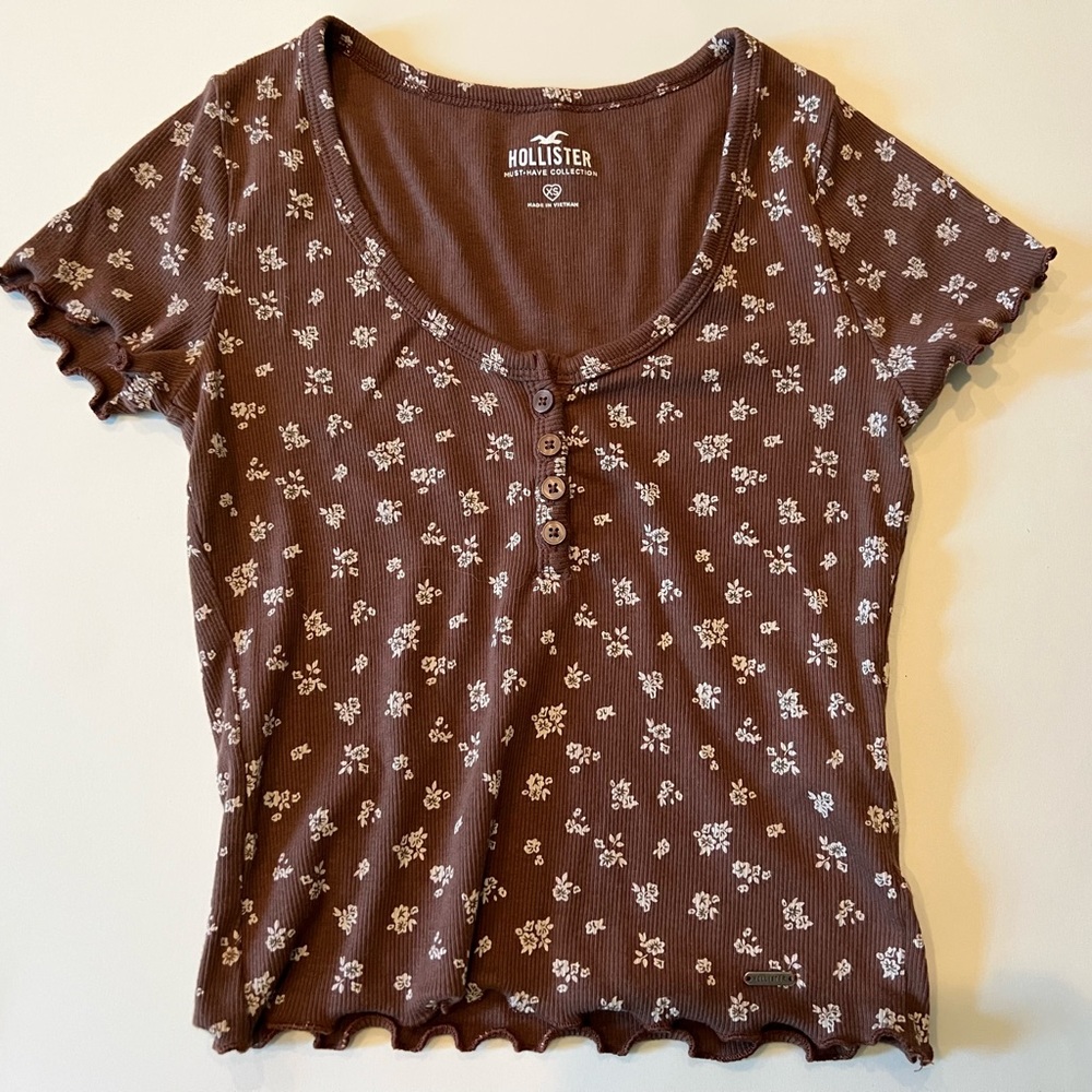 Hollister baby tee, brown with ivory floral print. Size XS